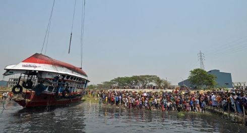 Най малко 26 души загинаха вчера при потъване на ферибот след